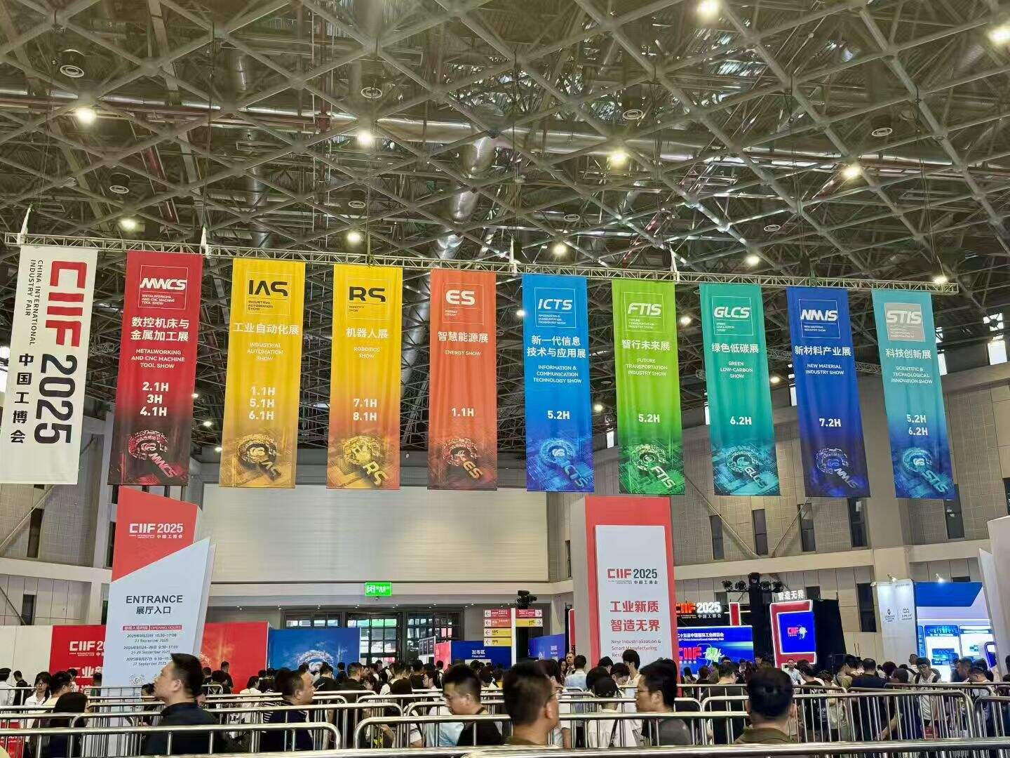 中國(guó)工博會(huì) Ai為工業(yè)帶來(lái)一個(gè)新的技術(shù)提升奇點(diǎn)。