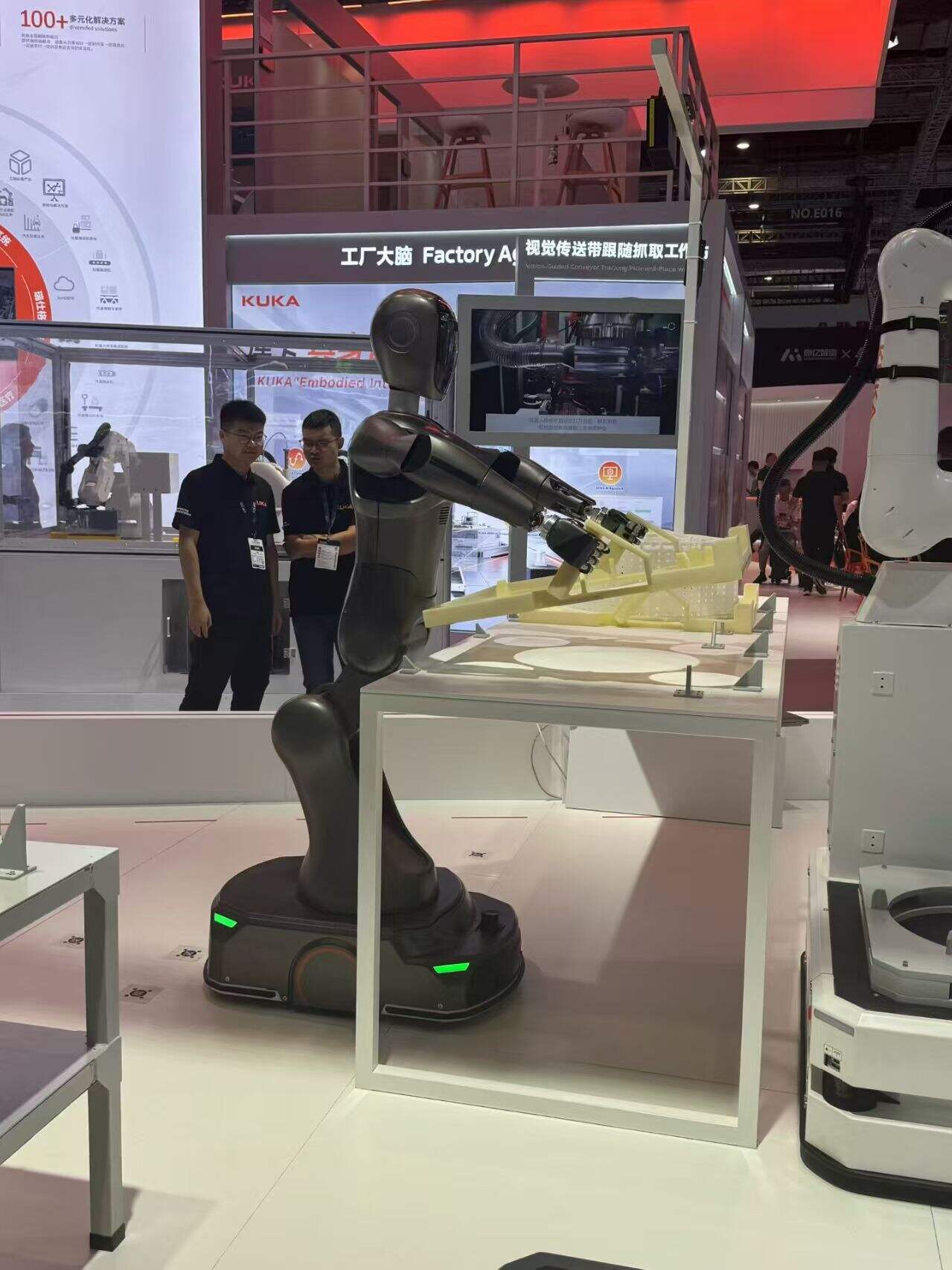 中國(guó)工博會(huì) Ai為工業(yè)帶來(lái)一個(gè)新的技術(shù)提升奇點(diǎn)。