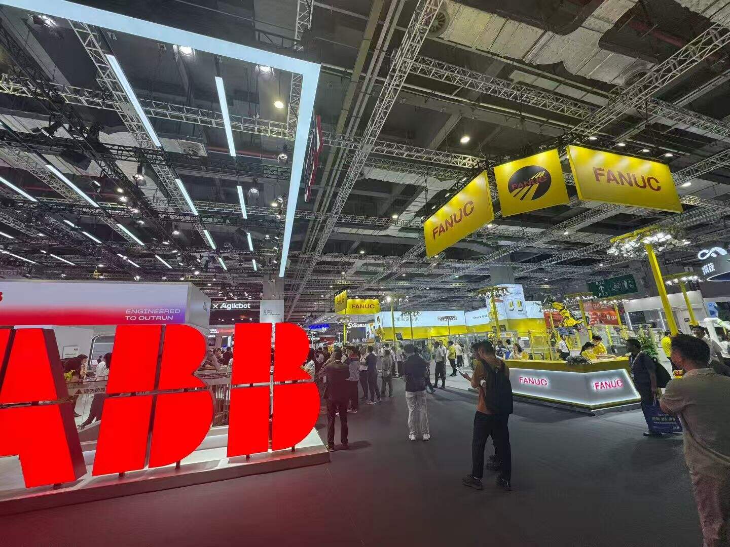 中國(guó)工博會(huì) Ai為工業(yè)帶來(lái)一個(gè)新的技術(shù)提升奇點(diǎn)。